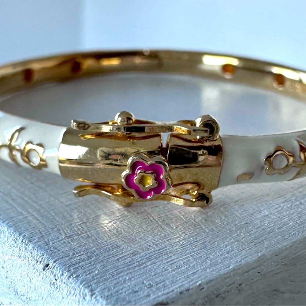 LAUREN G ADAMS - Stackable Desire hinged BANGLE bracelet, cream and gold - Picture 4 of 9